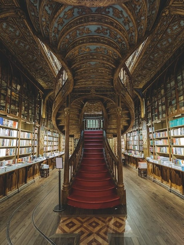 Estantes de madeira cheias de livros na entrada da livraria