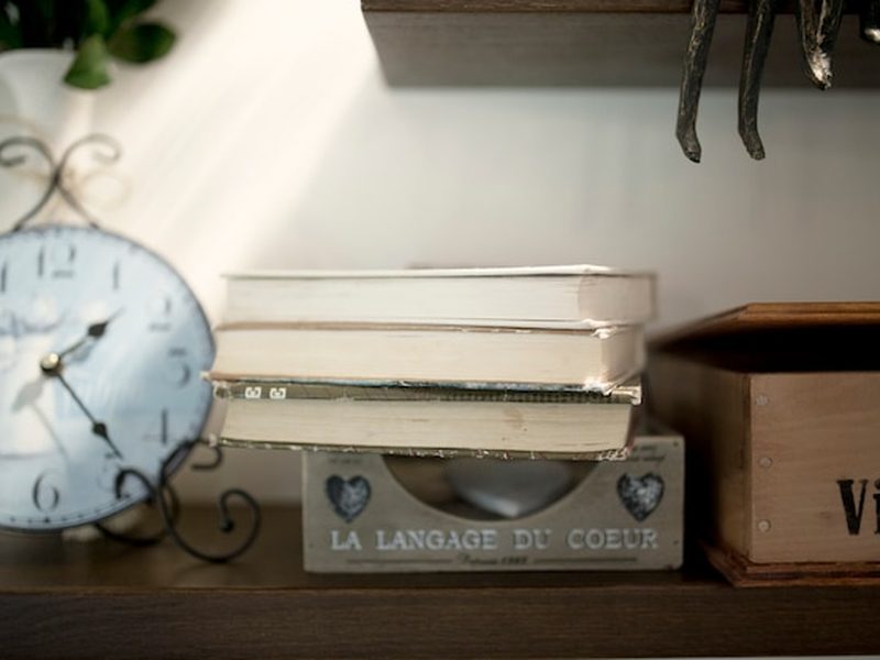 Corredor de estantes de um sebo cheio de livros usados
