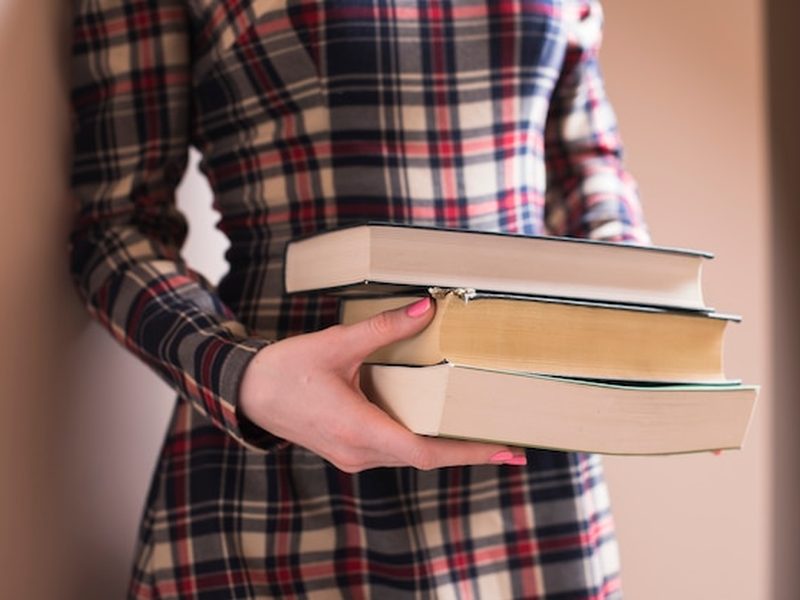 Clássicos da literatura brasileira empilhados
