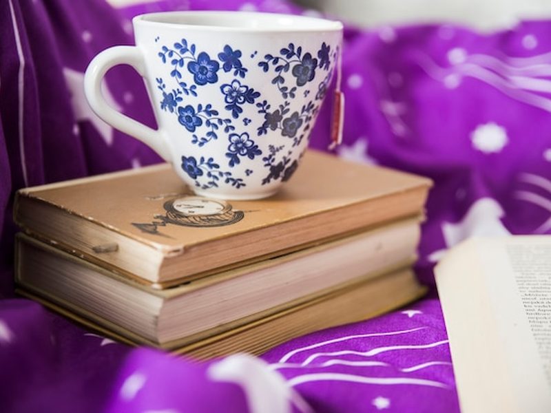 Mesa com livros e xícaras de um clube de leitura
