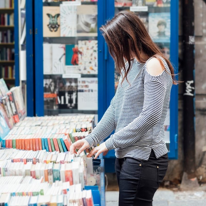 Balcão de encomendas com livros e um caderno de pedidos