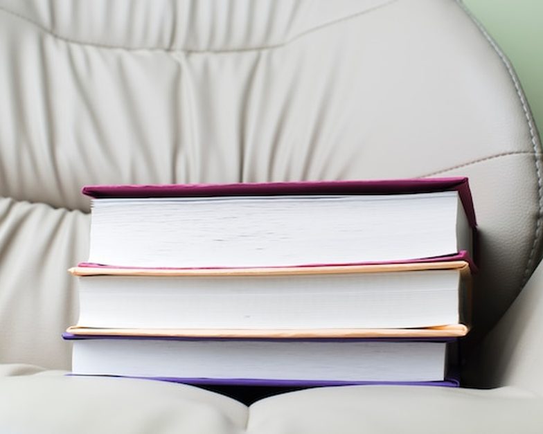 Livros de filosofia, história e sociologia empilhados