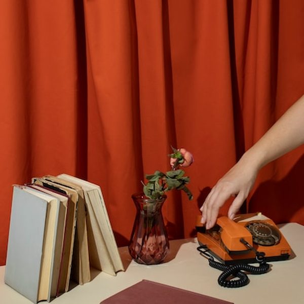 Livros de autores brasileiros clássicos sobre uma mesa