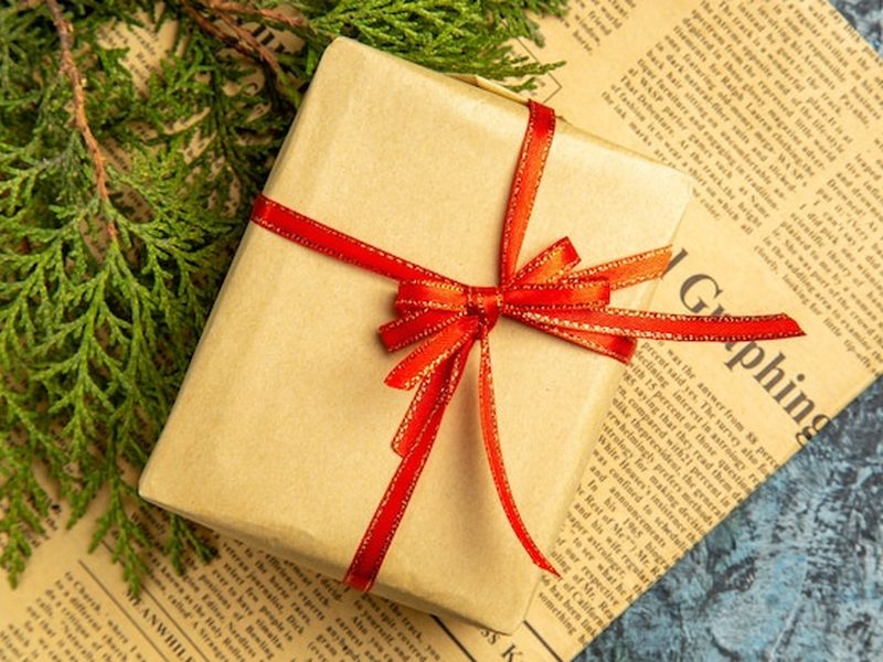 Livro embrulhado com laço para presente