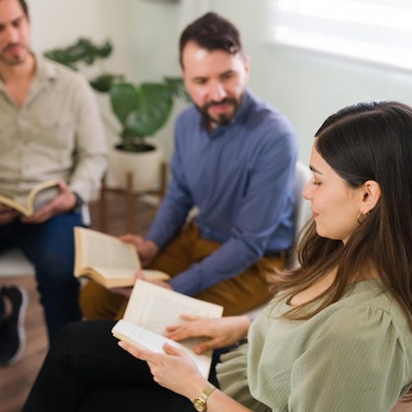 Grupo de pessoas conversando em um clube de leitura